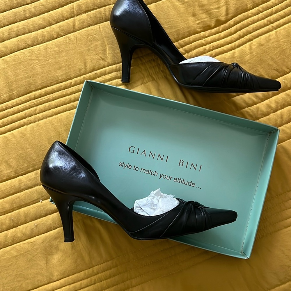 Gianni Bini black 3-inch pumps